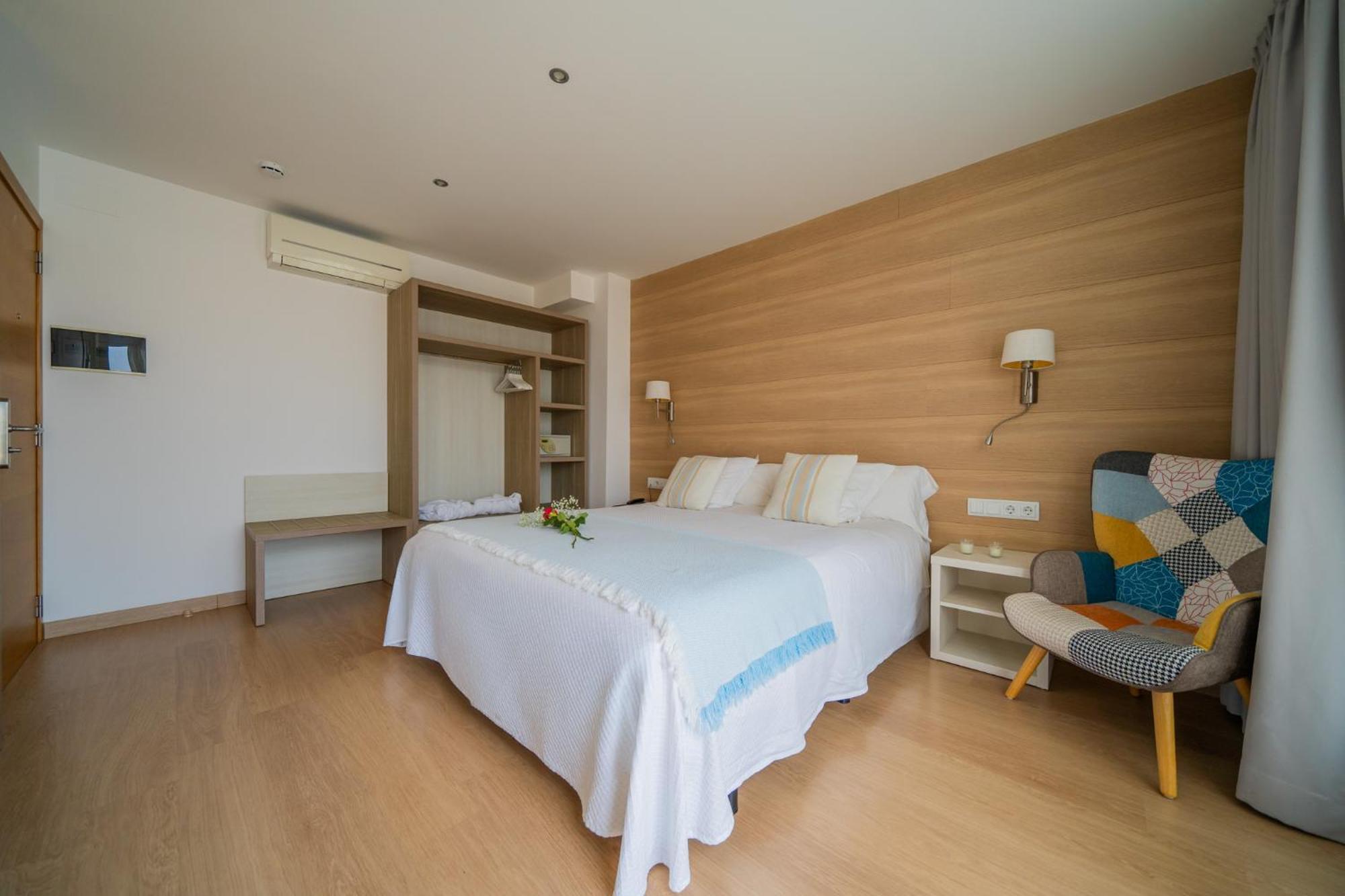 Hostel Hostal Menurka 2*