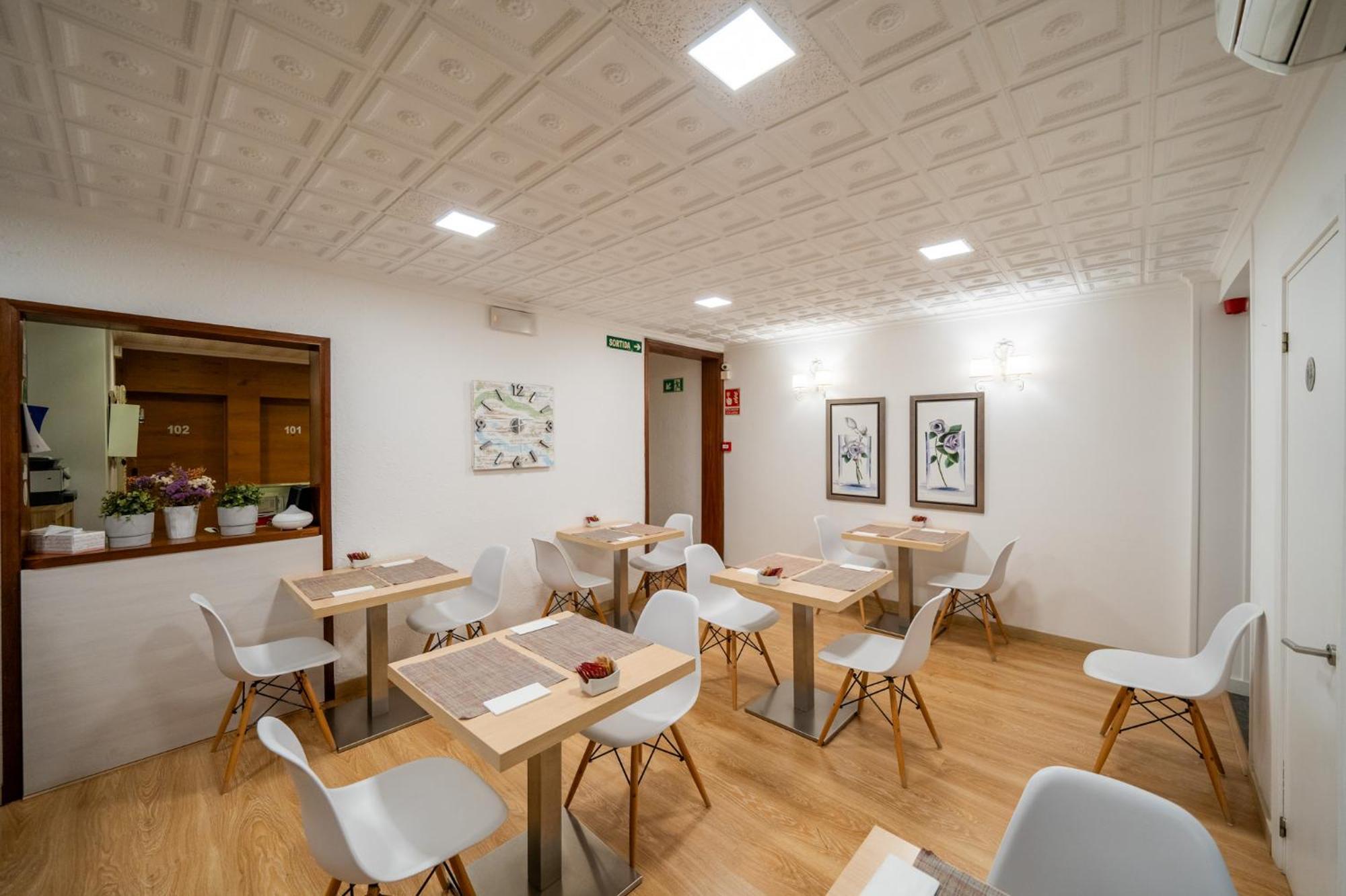 Hostel Hostal Menurka 2*
