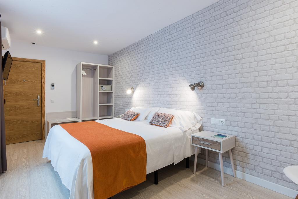 Hostal Menurka 2*